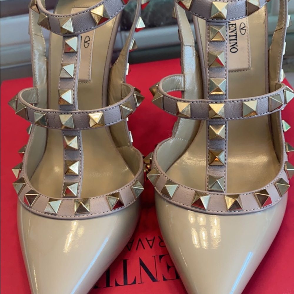 VALENTINO GARAVANI
Tan Rockstud Caged Heels - Picture 2 of 7